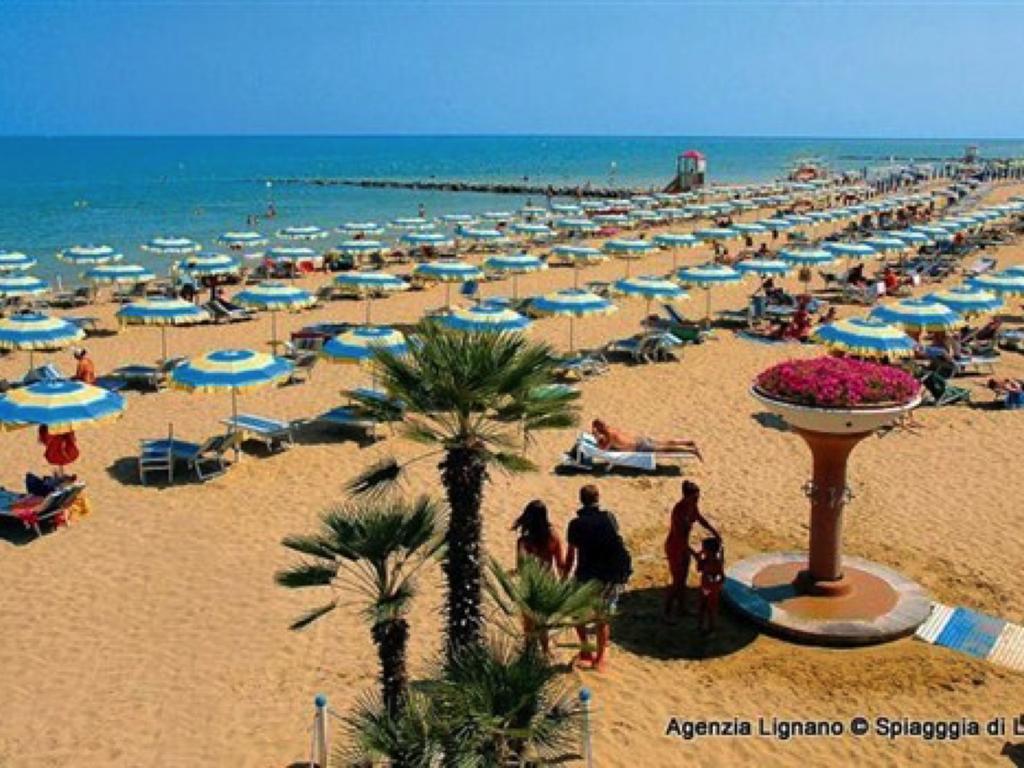 Lignano Exclusive With Pool Apartment Lignano Sabbiadoro Bagian luar foto
