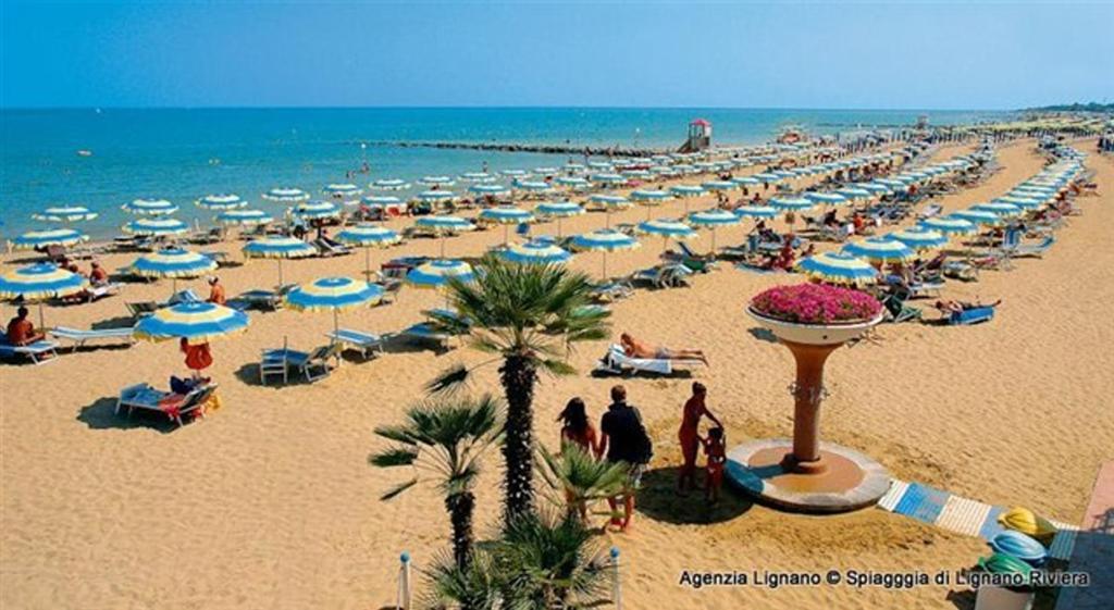 Lignano Exclusive With Pool Apartment Lignano Sabbiadoro Bagian luar foto